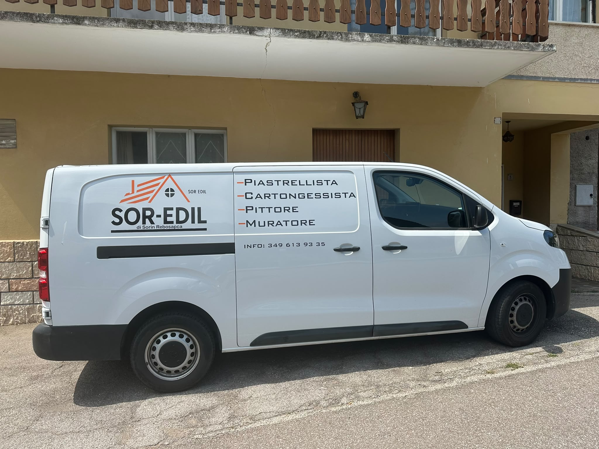 Il mezzo aziendale SOR-EDIL con i servizi e i recapiti dell’impresa